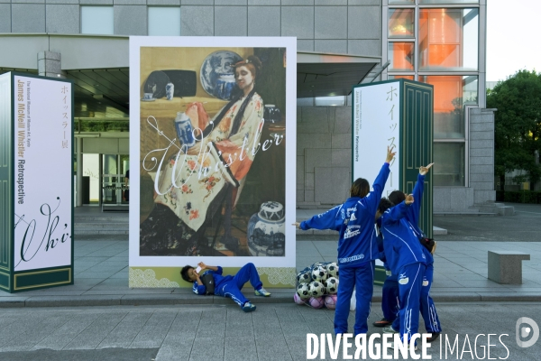 Kyoto.Des jeunes d une equipe de foot se prennent en photo devant le musee d art moderne