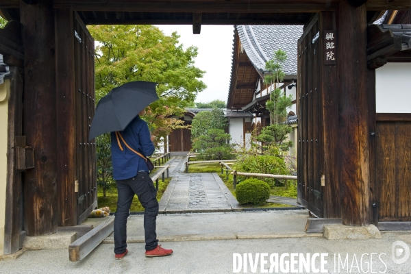 Kyoto.u Daitokuji, un ensemble d une douzaine de temples, un visiteur a l entree d un temple
