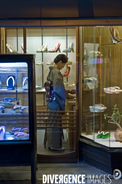 Kyoto.Dans le quartier de Gion, quartier reserve aux geishas, une femme vetue d un kimono dans un magasin de chaussures