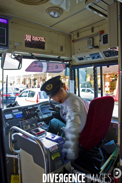 Kyoto.Un chauffeur de autobus en service au volant de son vehicule