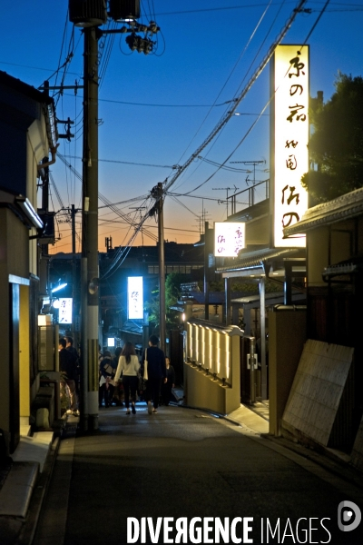 Kyoto.Ambiance nocturne d une rue du quartier de Gion