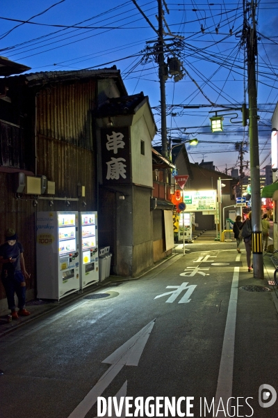 Kyoto.Ambiance nocturne d une rue du quartier de Gion