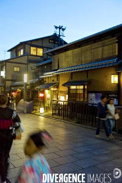 Kyoto.Ambiance nocturne d une rue du quartier de Gion