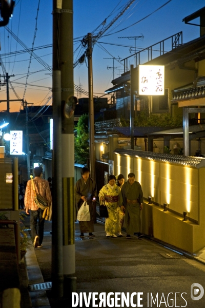 Kyoto.Ambiance nocturne d une rue du quartier de Gion