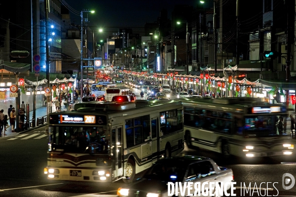 Kyoto.Circulation de nuit sur la grande artere commercante Sijo dori .