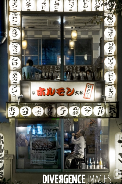 Kyoto.Un restaurrant avec des lanternes allumees dans la rue Pontocho
