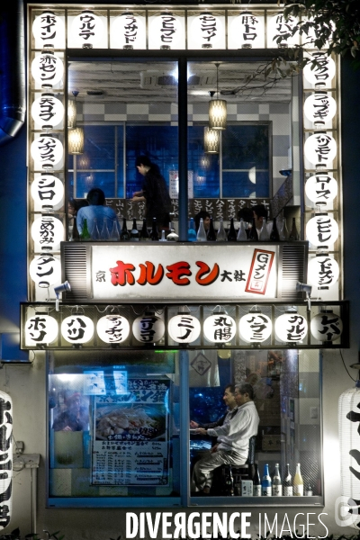 Kyoto.Un restaurrant avec des lanternes allumees dans la rue Pontocho