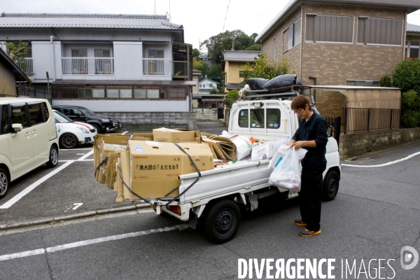 Kyoto.Ramassage des cartons et papier dans un quartier residentiel