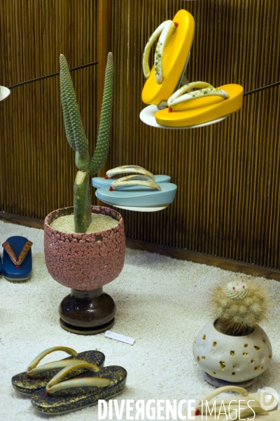 Kyoto.Dans le quartier de Gion, quartier reserve aux geishas, la vitrine d un magasin de chaussures