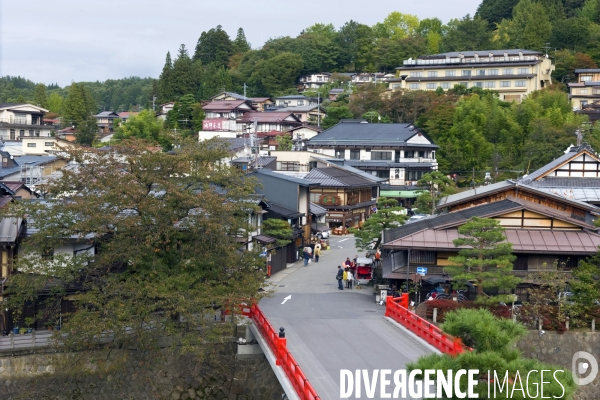 Takayama.La petite Kyoto des Alpes, cernee par les montagnes, a su garder une atmosphere avec ses quartiers classes aux maisons en bois.