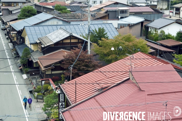 Takayama.La petite Kyoto des Alpes, cernee par les montagnes, a su garder une atmosphere avec ses quartiers classes aux maisons en bois.