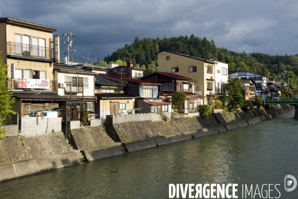 Takayama.La petite Kyoto des Alpes, cernee par les montagnes, a su garder une atmosphere avec ses quartiers classes aux maisons en bois.