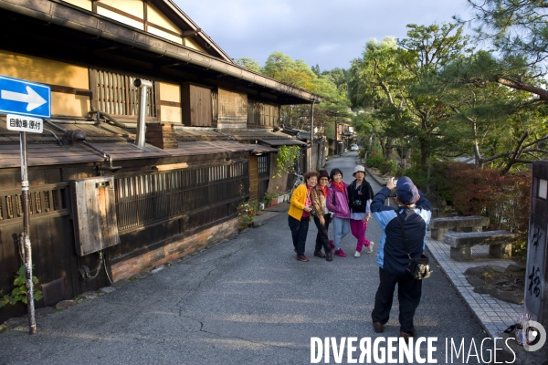 Takayama.La petite Kyoto des Alpes, cernee par les montagnes, a su garder une atmosphere avec ses quartiers classes aux maisons en bois.