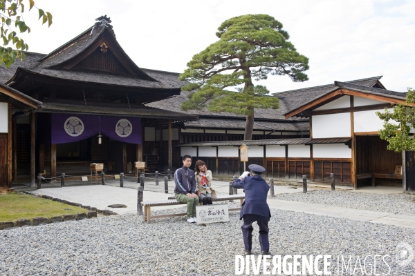 Takayama.Un couple de touristes japonais se font photographier devant l ancienne residence du seigneur Kanamori, puis siege du gouvernement du 17 au 19 eme siecle, c est le seul edifice de ce genre au Japon.