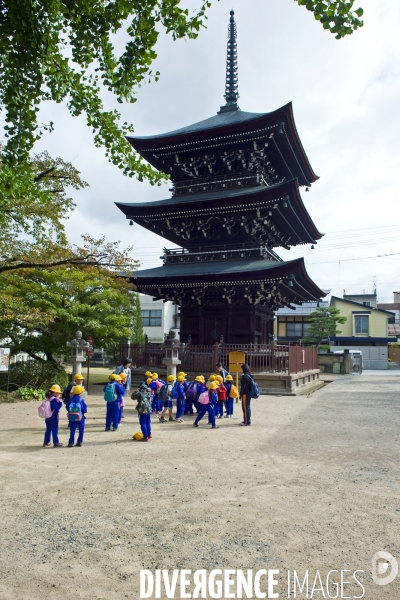 Takayama.Un groupe d enfants devant le Kokubun-ji, un temple avec sa pagode a trois etages.