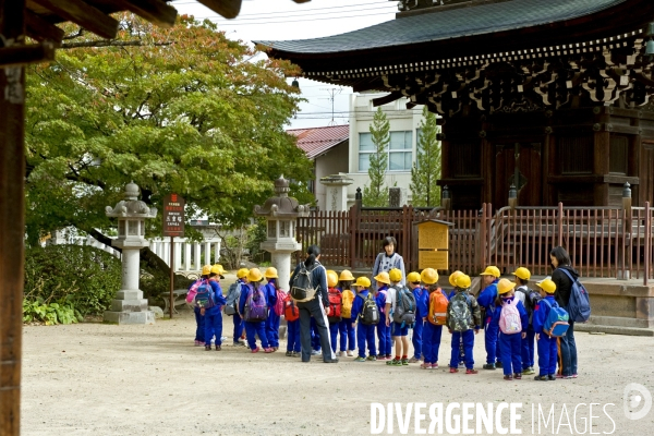 Takayama.Un groupe d enfants devant le Kokubun-ji, un temple avec sa pagode a trois etages.