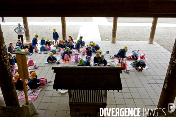 Takayama.Un groupe d enfants pique niquent dans le quartier des temples et sanctuaires d Higashiyama.