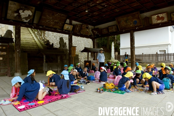 Takayama.Un groupe d enfants pique niquent dans le quartier des temples et sanctuaires d Higashiyama.