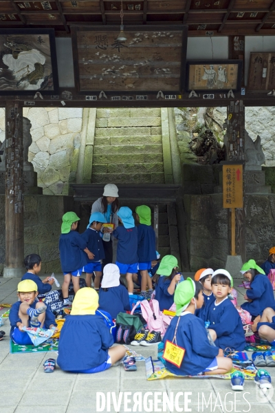 Takayama.Un groupe d enfants pique niquent dans le quartier des temples et sanctuaires d Higashiyama.