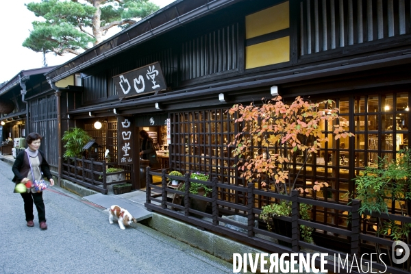 Takayama.La petite Kyoto des Alpes, cernee par les montagnes, a su garder une atmosphere avec ses quartiers classes aux maisons en bois