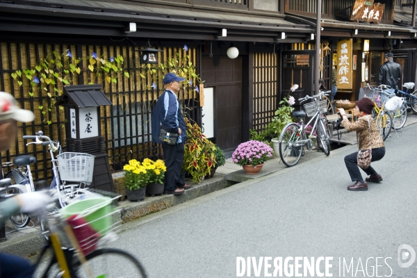 Takayama.La petite Kyoto des Alpes, cernee par les montagnes, a su garder une atmosphere avec ses quartiers traditionnels, classes aux maisons en bois.