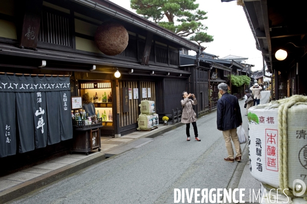 Takayama.Une brasserie de sake identifiable par sa boule en aiguilles de cypres au dessus de la porte d entree