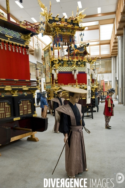 Takayama.Exposition des chars qui participent au defile du festival de Takayama.Datant du 17 éme les chars richement decores sont l oeuvre d artisans locaux.