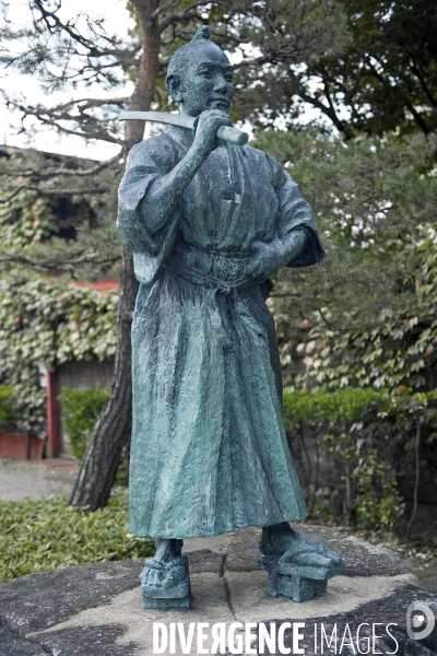 Takayama.La statue d un samourai pres du Takayama-jinya, la residence de l ancien gouvernement.