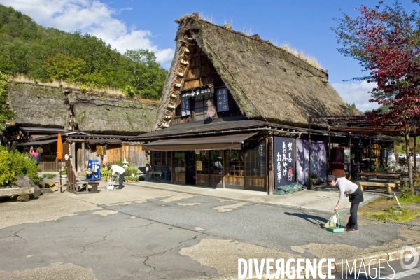 Takayama.apon.Hida-no-Sato, maison campagnarde au toit de chaume abritait au siecle dernier plusieurs familles.