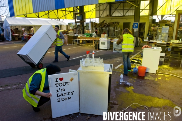 La recyclerie d  Emmaus Coup de main.Remise en etat des frigidaires