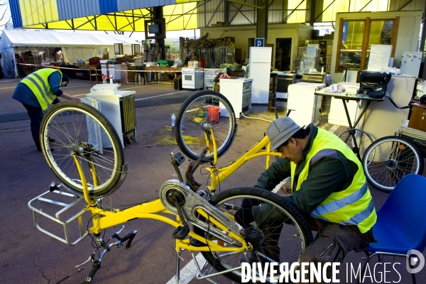 La recyclerie d  Emmaus Coup de main.Remise en etat des velos de la Poste