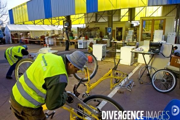 La recyclerie d  Emmaus Coup de main.Remise en etat des velos de la Poste