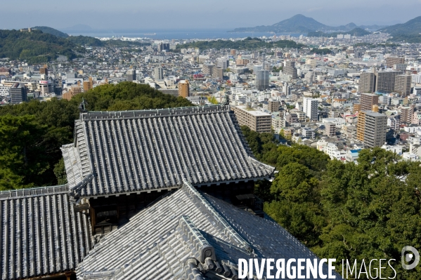 Japon. Matsuyama.Le chateau de Matsuyama construit sur une colline au 17 eme siecle par le seigneur de la guerre Kato Yoshiaki