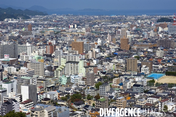 Japon. Matsuyama. Panorama sur la ville.