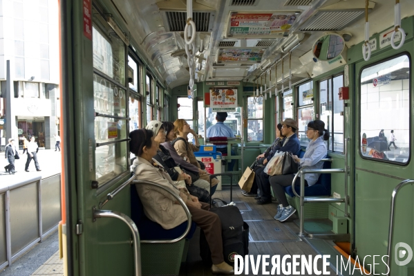 Japon. Matsuyama.Tramway.Passagers a l interieur d une rame