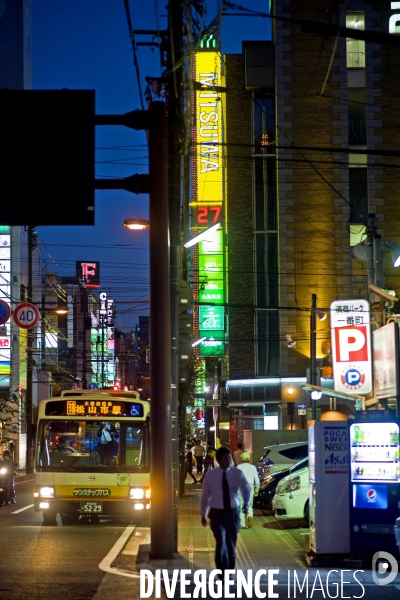 Japon. Matsuyama.Ambiance nocturne d une rue du centre ville. Enseignes lumineuses