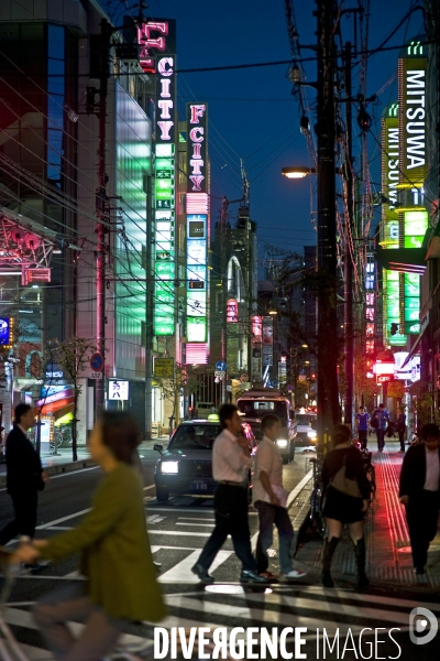 Japon. Matsuyama.Ambiance nocturne d une rue du centre ville. Enseignes lumineuses