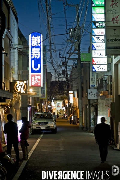 Japon. Matsuyama.Ambiance nocturne d une rue du centre ville. Enseignes lumineuses