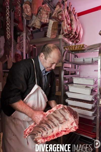 Jean-Pierre Néel : boucher préparateur de la boucherie  Le Couteau d argent  de Yves-Marie Le Bourdonnec, à Asnières