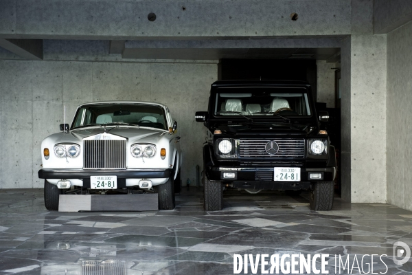 Japon. Tokushima.Dans le parking d une maison, un Rolls Royce et un 4X4 Mercedes.