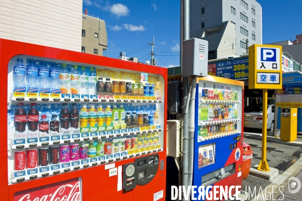 Japon. Tokushima.Distributeurs automatiques de boissons chaudes et froides