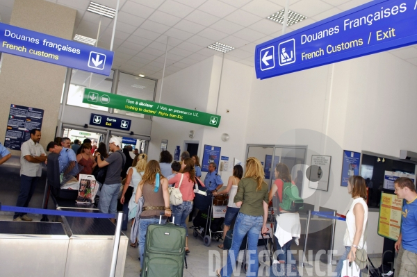 Controles conjoint de la Douane et des Services Vétérinaires à l aéroport de Nice