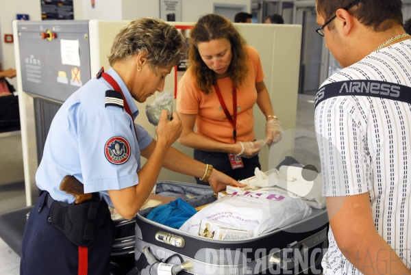 Controles conjoint de la Douane et des Services Vétérinaires à l aéroport de Nice