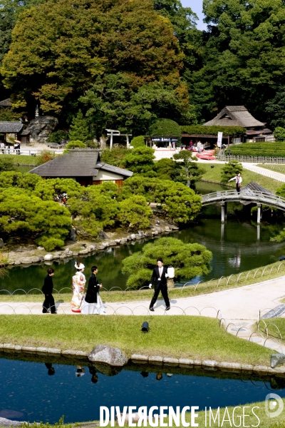 Japon. Okayama. Les maries du Koraku-en  l un des plus beaux jardins du Japon