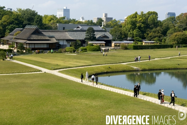 Japon. Okayama. Les maries du Koraku-en  l un des plus beaux jardins du Japon