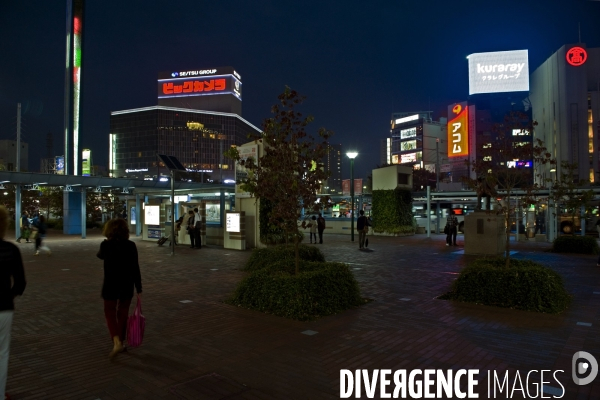 Japon. Okayama.De nuit devant la gare centrale