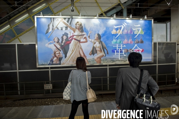 Tokyo.Publicite dans le metro  d une marque de lingerie  parodiant un tableau du peintre francais Delacroix, la Liberte guidant le peuple,