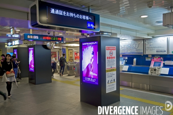 Tokyo.Publicite pour la compagnie Air France dans une station de metro.