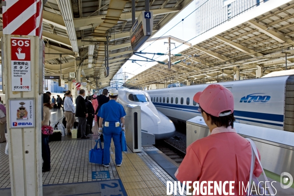Tokyo. Un train a grande vitesse, le Sinkansen, sur le quai de la gare centrale. Une brigade de nettoyage, les femmes en uniforme rose, les hommes en bleu