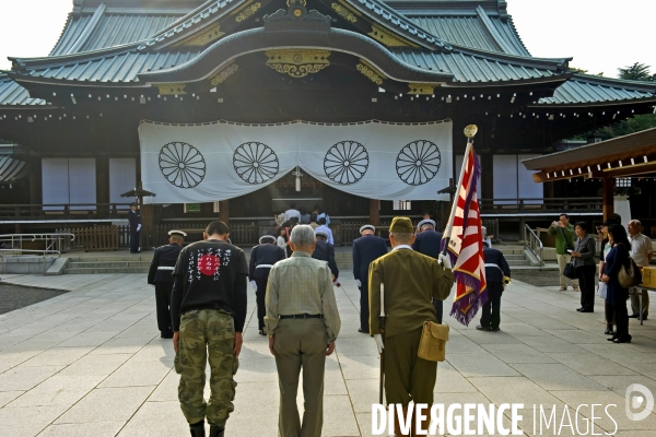 Tokyo. Le sanctuaire Yasukuni entretient la polemique entre militaristes et pacifistes.